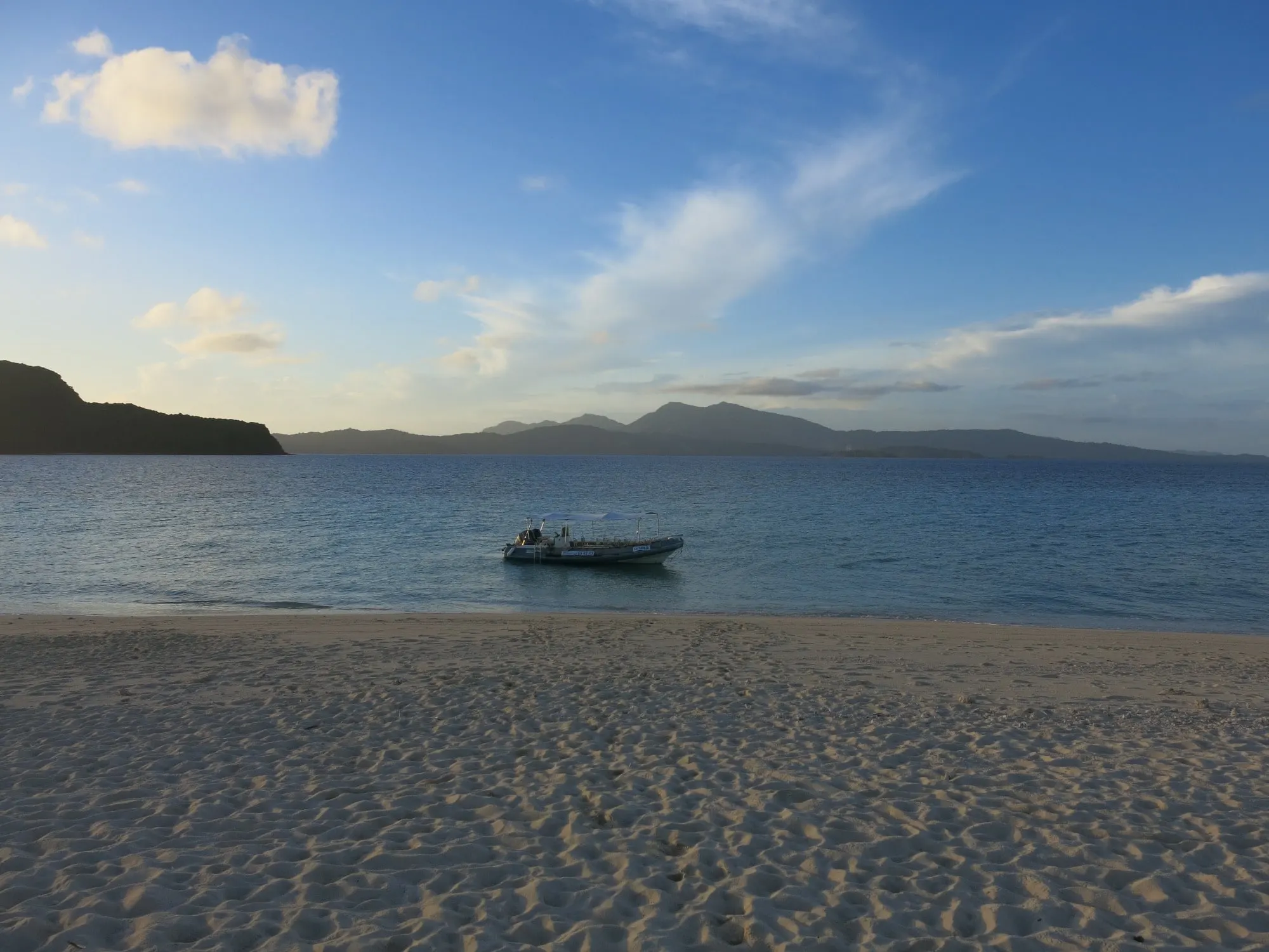 Le bateau au mouillage devant la plage en fin de journée