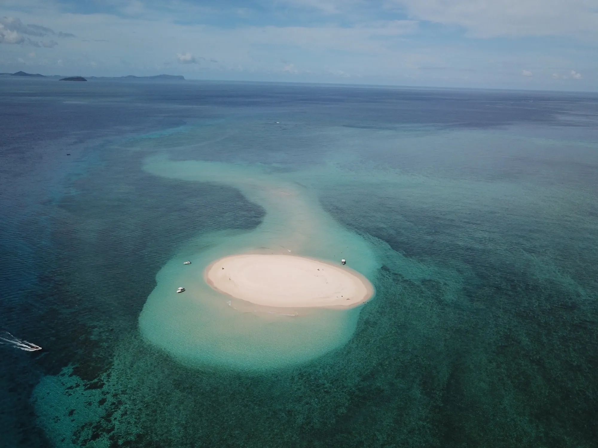 Le banc de sable en forme de croissant, vu du ciel