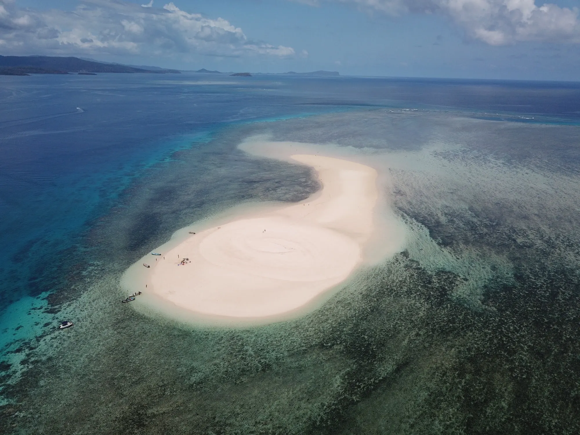 L’îlot de sable blanc posé sur la barrière de corail