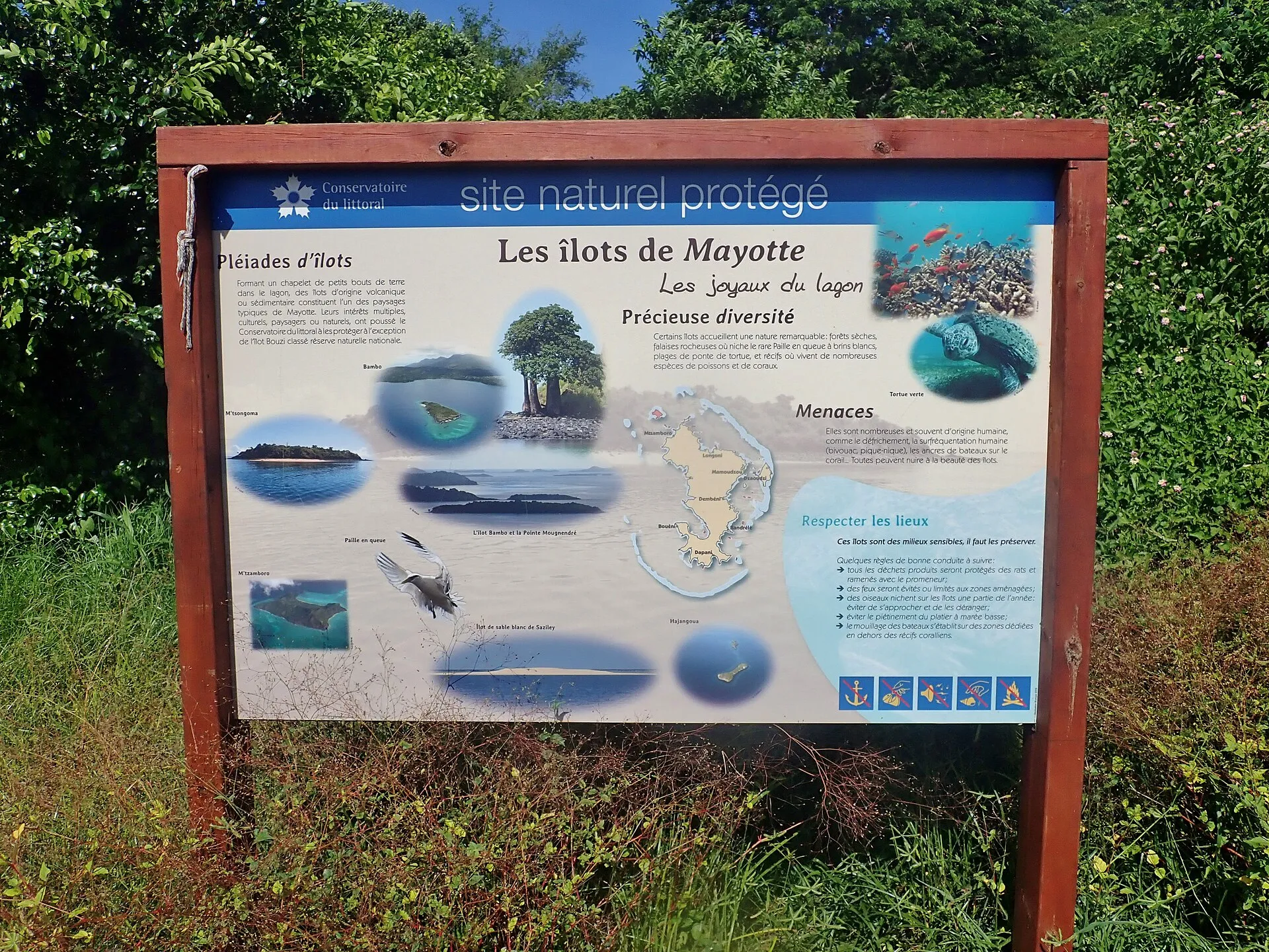 Le panneau de réglementation environnementale à destination des usagers de l’îlot Bandrélé